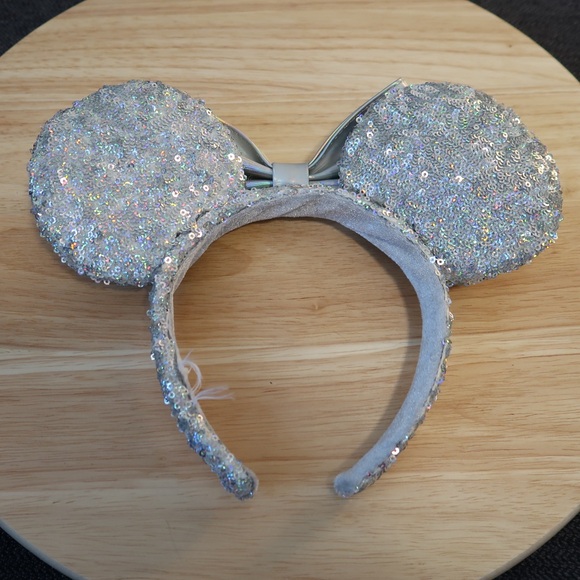 Disney: Minnie Mouse Ears - Silver Sequined with Metallic Bow - Picture 2 of 2